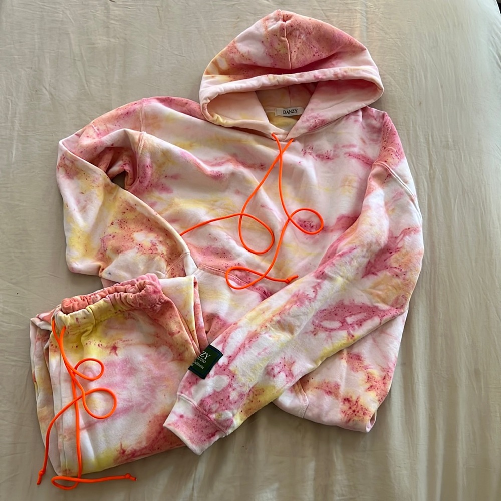 DANZY tie dye sweat suit size medium